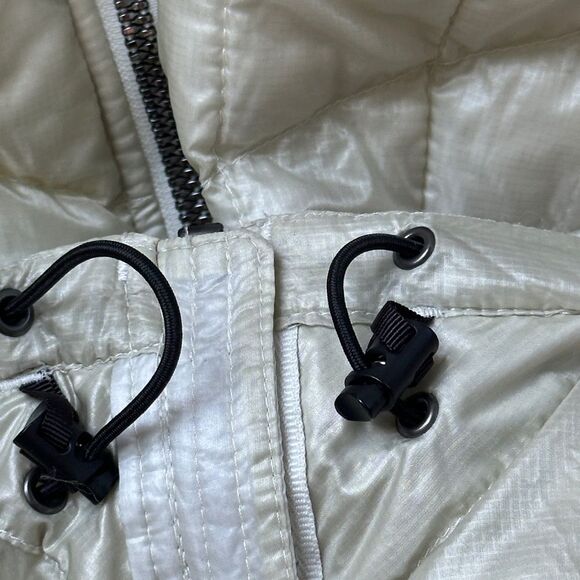 The North Face Women's Light Gray Puffer Jacket - Picture 9 of 10